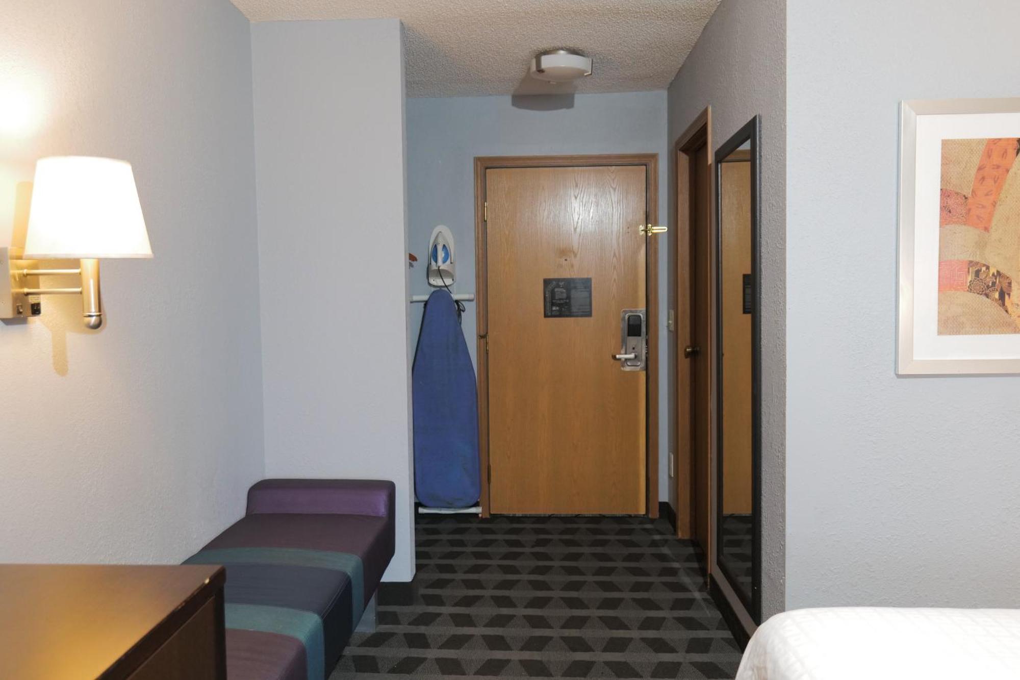Hotel Baymont By Wyndham Flint Airport North Exterior foto