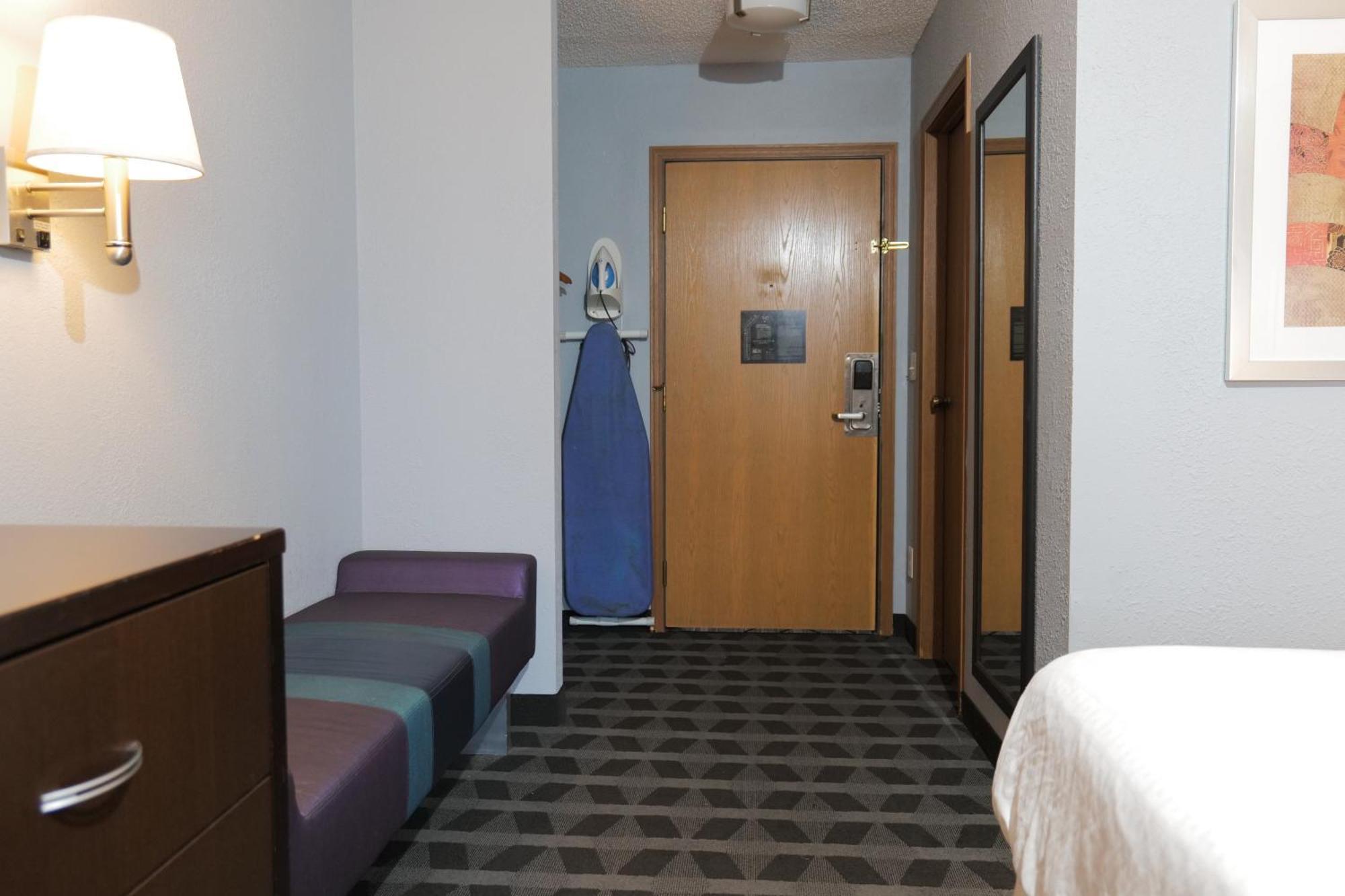 Hotel Baymont By Wyndham Flint Airport North Exterior foto